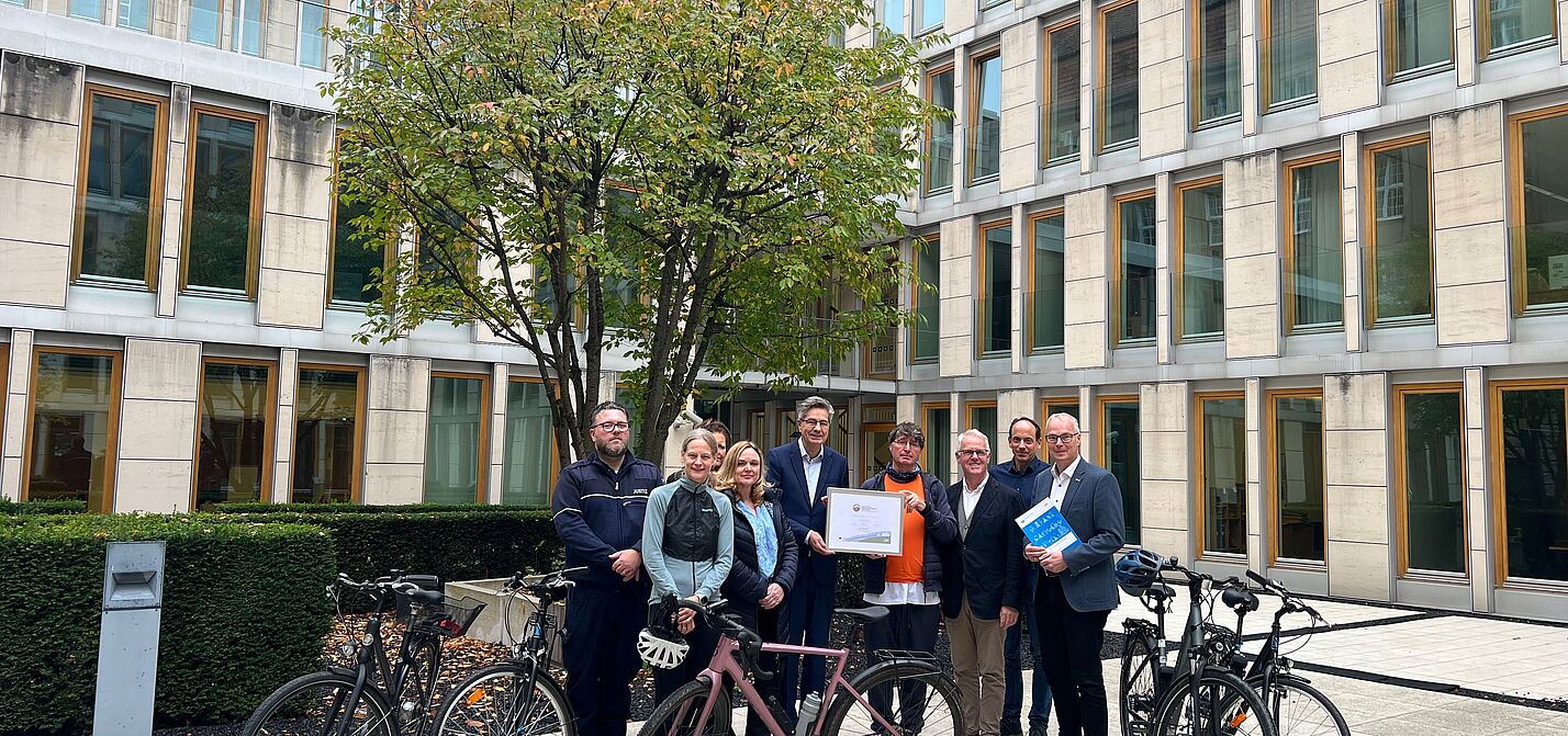 Zertifizierung Oberlandesgericht Düsseldorf Das Oberlandesgericht hat als erstes Gericht in Deutschland eine Zertifizierung der Fahrradfreundlichen Arbeitgeber erhalten. OLG-Präsdent Dr. Werner Richter nahm das Zertifikat für die Gold-Zertifizierung am 16. Oktober 2025 entgegen.