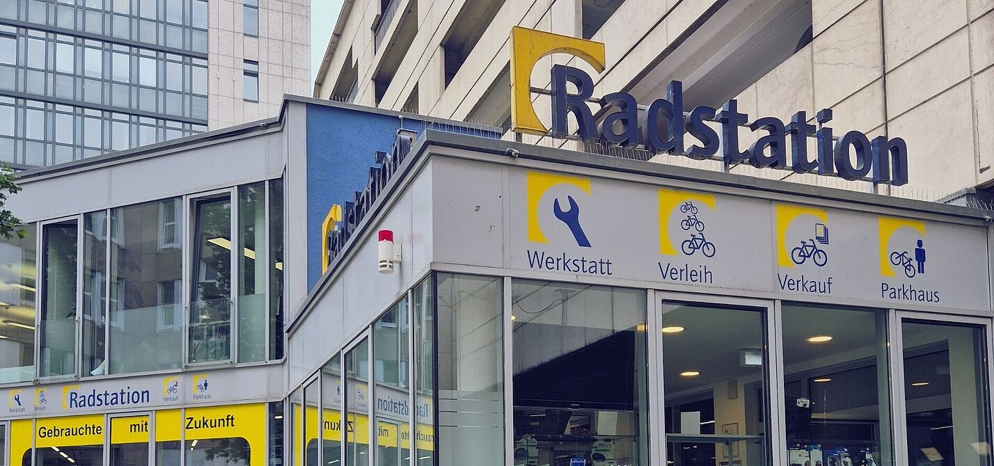 Radstation Düsseldorf Die Radstation am Düsseldorfer Hauptbahnhof, im Vordergrund steht ein Fahrrad an einen Beton-Poller gelehnt