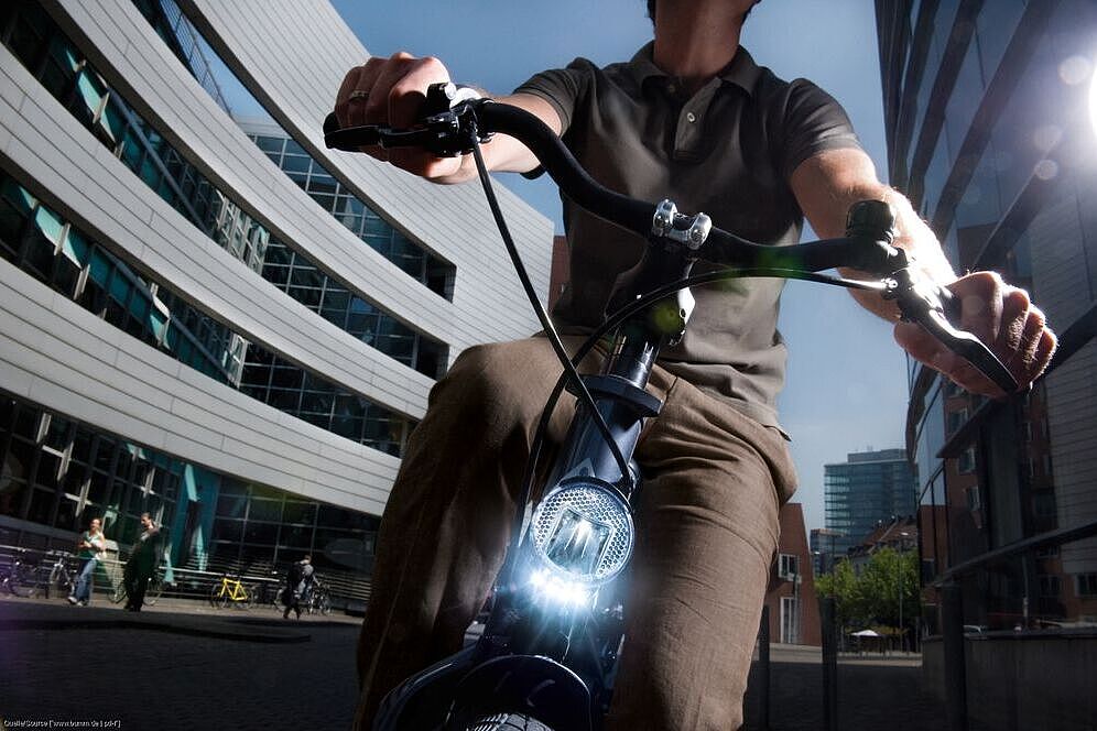 Nicht nur in dunklen Straßenschluchten bringt das Tagfahrlicht am Fahrrad mehr Sicherheit.